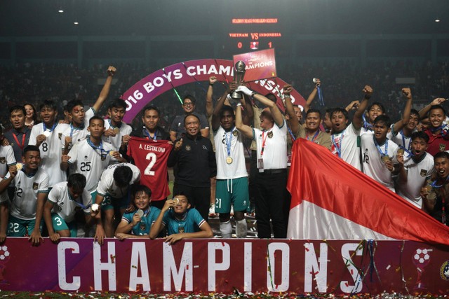 Pemain Timnas Indonesia U-16 merayakan kemenangan seusai mengalahkan Timnas Vietnam U-16 saat laga final AFF U-16 2022 di Stadion Maguwoharjo, Depok, Sleman, D.I Yogyakarta, Jumat (12/8/2022).  Foto: Andreas Fitri Atmoko/ANTARA FOTO