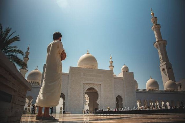 Ilustrasi Perbuatan yang Mencerminkan Iman Kepada Rasul. Foto: dok. Artur Aldyrkhanov (Unsplash.com)