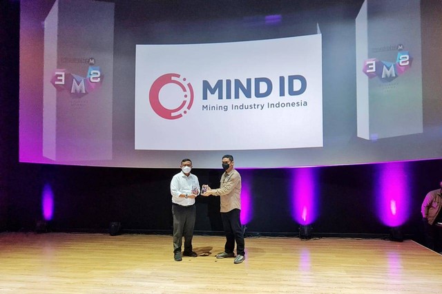 MIND ID berhasil meraih tiga penghargaan sekaligus melalui program Industri Kelapa Terpadu dan Sentra Industri Bukit Asam. Foto: MIND ID