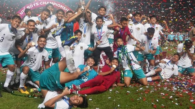 Pemain timnas Indonesia merayakan gelar juara AFF U-16 2022. Foto: PSSI