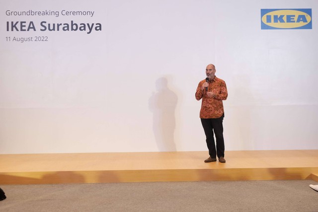President Director PT Rumah Mebel Nusantara (IKEA Indonesia), Patrik Lindvall menyampaikan kata sambutan dalam acara groundbreaking toko IKEA Surabaya (Kamis, 11/08/2022). Foto: IKEA