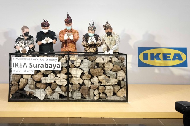 Proses peletakan batu pertama sebagai simbol resmi dimulainya proses pembangunan IKEA Surabaya (Kamis, 11/08/2022). Foto: IKEA