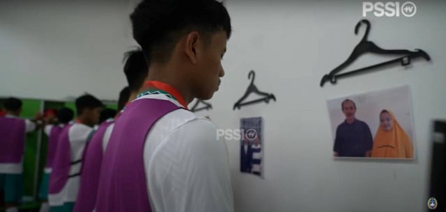 Para pemain Timnas U-16 Indonesia menatap foto orang tua jelang kontra Vietnam di final Piala AFF U-16 2022, Jumat (12/8/2022). Foto: PSSI