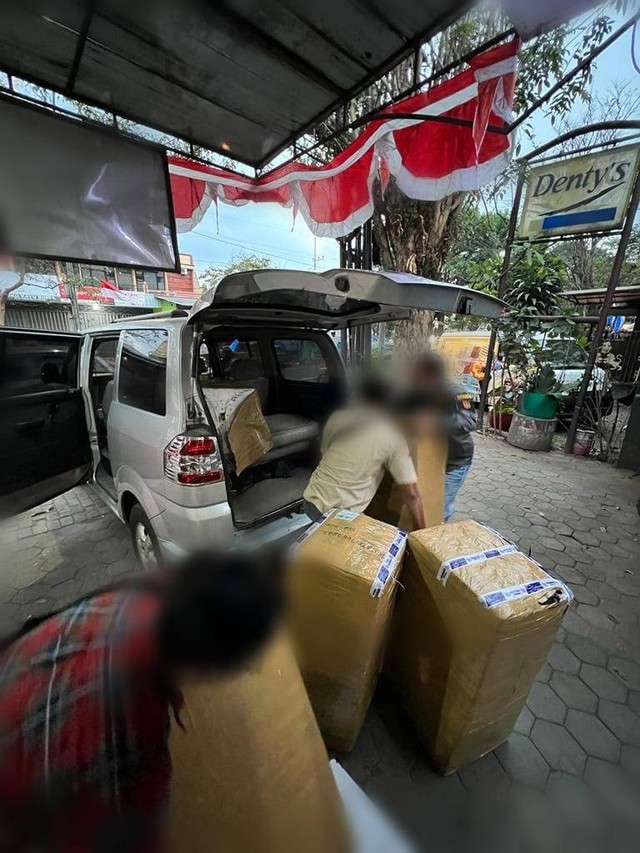 Tim Intelijen dan Penindakan KPPBC Tipe Madya Cukai Malang lakukan operasi untuk menghentikan distribusi rokok ilegal. Foto: dok. KPPBC Tipe Madya Cukai Malang