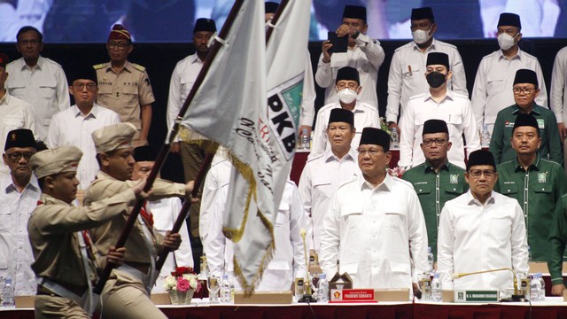 Ketua Umum Partai Gerindra Prabowo Subianto (kedua kanan) bersama Ketua Umum Partai Kebangkitan Bangsa (PKB) Muhaimin Iskandar (kanan) saat deklarasi koalisi antara Partai Gerindra dan PKB dalam Rapimnas Gerindra di SICC, Sentul. Foto: ANTARA FOTO/Yulius Satria Wijaya