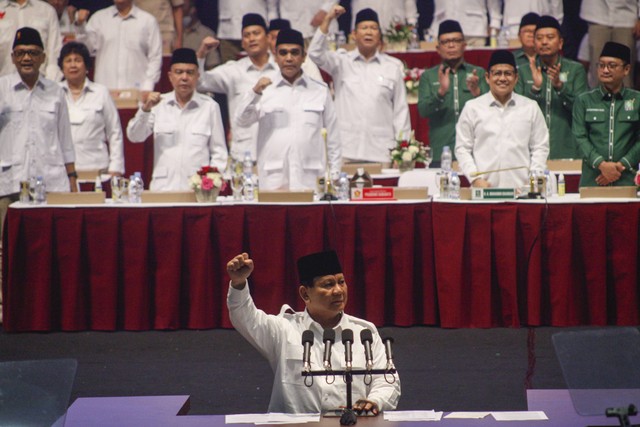 Ketua Umum Partai Gerindra Prabowo Subianto (tengah) menyampaikan pidato kebangsaan saat deklarasi koalisi antara Partai Gerindra dan Partai Kebangkitan Bangsa (PKB) dalam Rapimnas Gerindra di SICC, Sentul, Kabupaten Bogor, Jawa Barat, Sabtu (13/8). Foto: ANTARA FOTO/Yulius Satria Wijaya