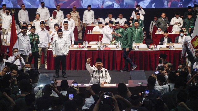 Ketua Umum Partai Gerindra Prabowo Subianto (tengah) menyampaikan pidato kebangsaan saat deklarasi koalisi antara Partai Gerindra dan Partai Kebangkitan Bangsa (PKB) dalam Rapimnas Gerindra di SICC, Sentul, Kabupaten Bogor, Jawa Barat, Sabtu (13/8). Foto: ANTARA FOTO/Yulius Satria Wijaya