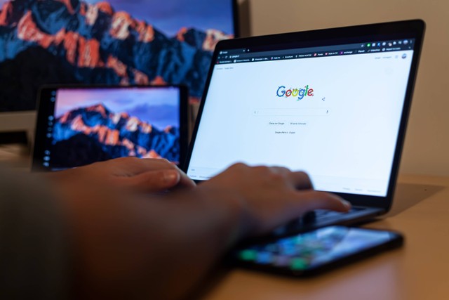 Ilustrasi Menghapus Email di Google. Sumber: Pexels.com/Luca Sammarco