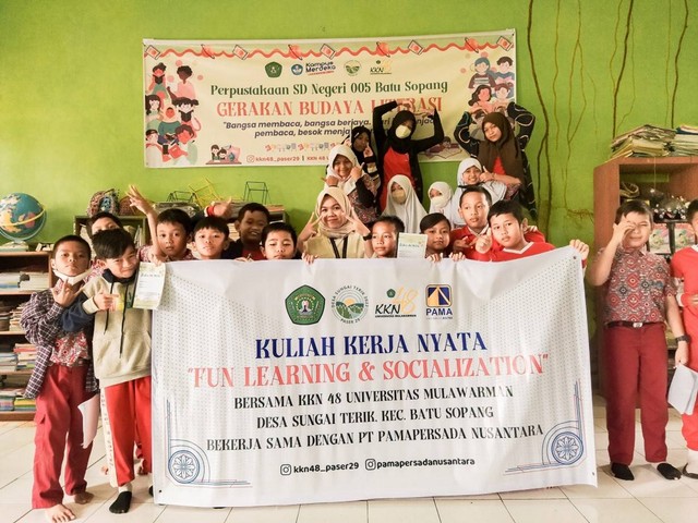 Salah satu program kuliah kerja nyata mahasiswa Universitas Mulawarman yaitu "Fun Learning and Socialization" di Desa Sunga Terik, Kecamatan Batu Sopang, Kabupaten Paser, Kalimantan Timur. Foto: Syahdira Ayu Shandra Dessiyanti Putri (Dokumentasi Pribadi).