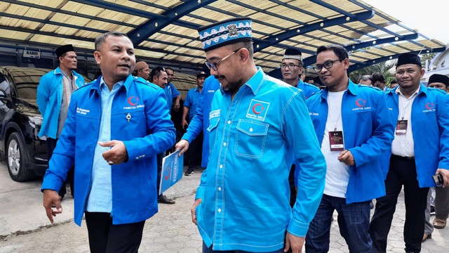 Ketua Umum Partai SIRA Muslim Syamsuddin (kiri) dan Ketua Majelis Tinggi Partai SIRA Muhammad Nazar (berpeci biru) datang ke KIP Aceh, Sabtu (13/8). Foto: Habil Razali/acehkini