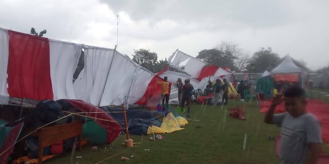 Sejumlah tenda panitia kegiatan Jambore Kwartir Cabang Gerakan Pramuka Bojonegoro, di Lapangan Desa Pilanggede, Kecamatan Balen, Kabupaten Bojonegoro roboh. Sabtu sore (13/08/2022). (foto: dok istimwa)