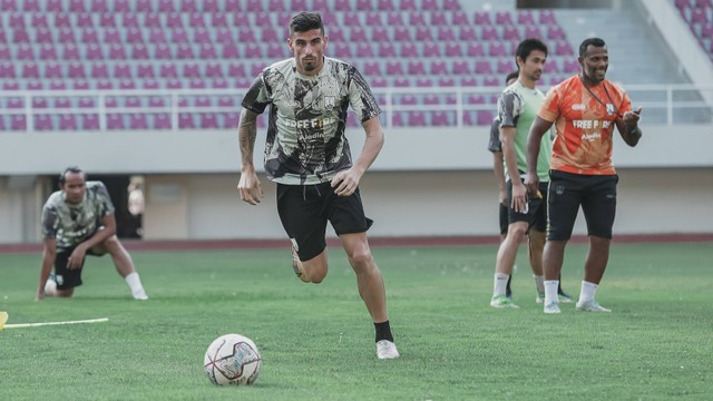 Pemain baru Persis Solo, Fernando Rodriguez, dalam salah satu sesi latihan klub. FOTO: Dok Persis Solo