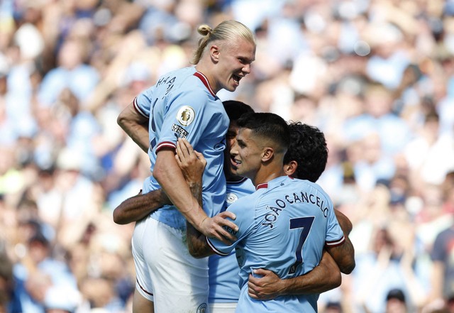 Ilkay Gundogan dari Manchester City merayakan gol pertama mereka dengan Erling Braut Haaland. Foto: REUTERS/Craig Brough