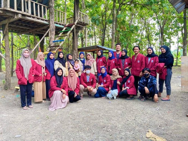 Foto bersama Tim LPPM dan Mahasiswa KKN Universitas Muhammadiyah Surabaya. Foto: Umu Nusaibah