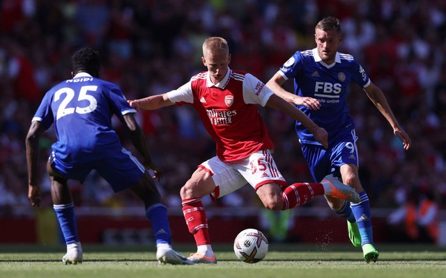 Oleksandr Zinchenko dari Arsenal beraksi dengan Jamie Vardy dari Leicester City dan Wilfred Ndidi. Foto: Matthew Childs/REUTERS