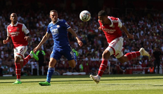 Pemain Arsenal William Saliba mencetak gol bunuh diri pada pertandingan Liga Premier antara Arsenal melawan Leicester City di Stadion Emirates, London, Inggris - 13 Agustus 2022. Foto: Matthew Childs/REUTERS