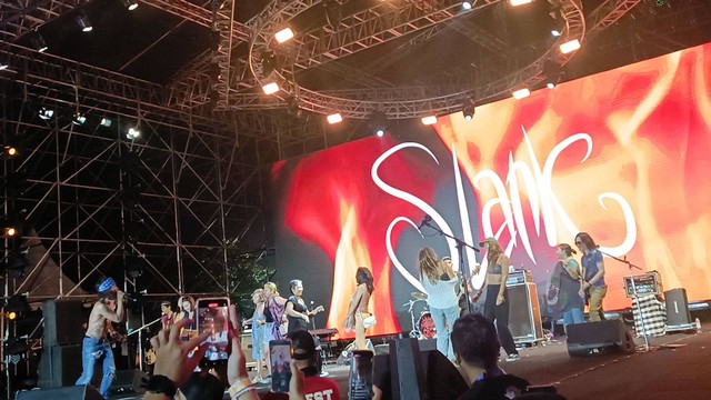 Penampilan Slank di Prost Fest 2022 di Pantai Mertasari, Sanur, Bali, Sabtu (13/8). Foto: Giovani/kumparan