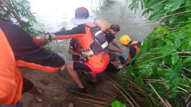 Tim SAR gabungan saat mengevakuasi jenazah bocah 5 tahun yang hanyut di Sungai Tapian Nauli. Foto: Humas SAR Medan