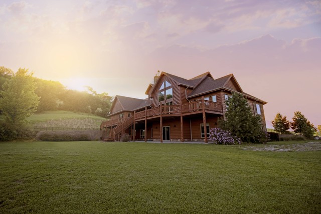 5 Rekomendasi Vila Dekat Farmhouse Lembang untuk Menginap, Foto : Unplash/Bailey Anselme