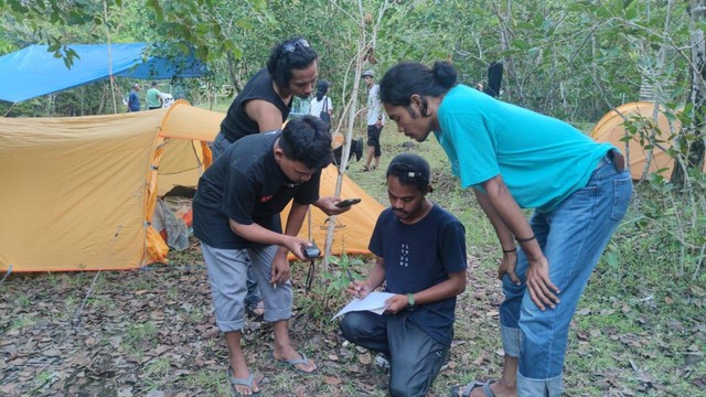 Peserta pelatihan dari Pakativa saat kegiatan pemetaan di Pulo Tareba. Foto: Faris Bobero/cermat