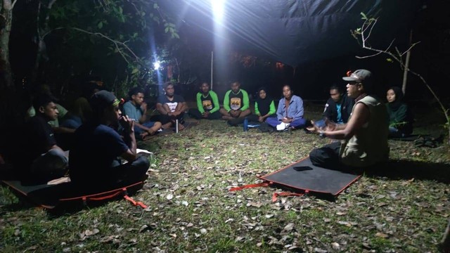 Ismet Soelaiman, salah satu pendiri Perkumpulan Pakativa, saat berbagi pengetahuan dengan peserta kegiatan di Pulo Tareba. Foto: Faris Bobero/cermat