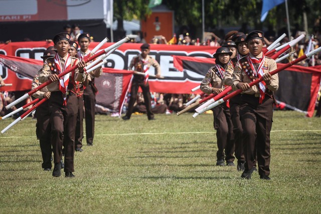 Sejumlah pramuka melakukan atraksi tongkat pada upacara pembukaaan Jambore Nasional Gerakan Pramuka di Buperta Cibubur, Jakarta, Minggu (14/8/2022). Foto: Asprilla Dwi Adha/Antara Foto