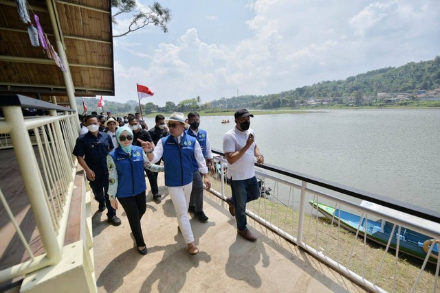 Gubernur Jabar, Ridwan Kamil, saat meresmikan Situ Ciburuy di Kabupaten Bandung Barat. Foto: Humas Jabar