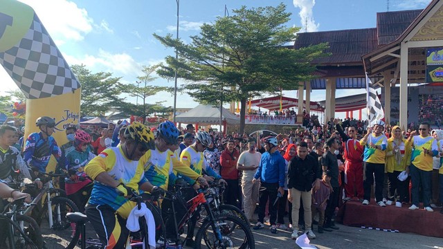 Gubernur Kepri, Ansar Ahmad, melepas pesepeda dalam event Jelajah Wisata Karimun. Foto: Khairul S/kepripedia.com