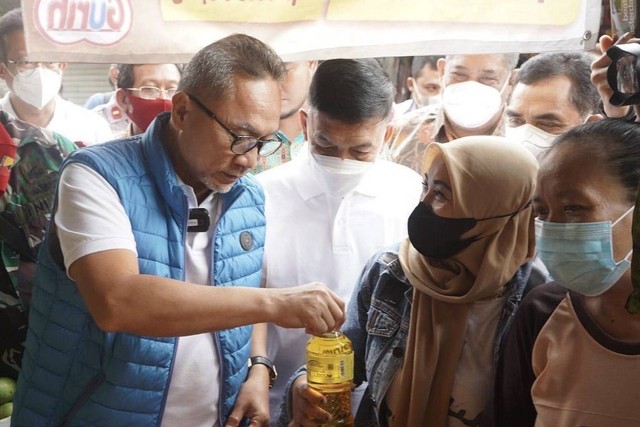 Menteri Perdagangan Zulkifli Hasan cek harga bahan pangan di Surabaya. Foto: Kemendag RI