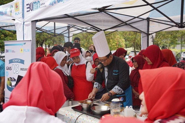 Ratusan emak-emak antusias rasakan sensasi masak dengan kompor induksi. Foto: PLN Kalbar
