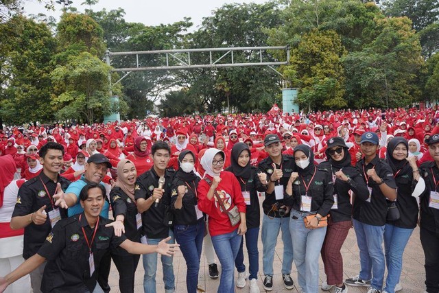 Ketua Tim Penggerak PKK Kotamadya Pontianak, sekaligus Pembina Bujang Dare Pontianak, Yanieta Arbiastutie foto bersama dengan komunitas Bujang Dare dan peserta demo masak. Foto: Dok. PLN Kalbar