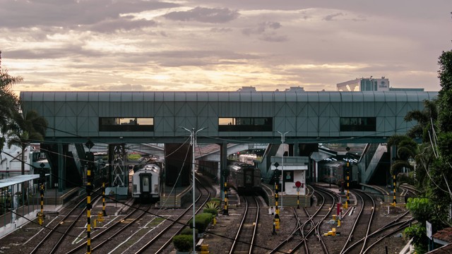 Stasiun Dekat Baywalk Mall dan Jam Operasionalnya, Foto : Unplash/Fahrul Razi