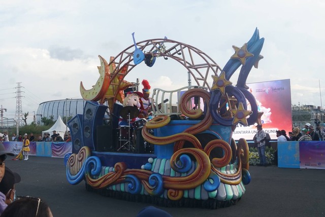 Peserta mengikuti Parade Jakarnaval di Sirkuit Formula E Jakarta, Minggu (14/8/2022).
 Foto: Iqbal Firdaus/kumparan