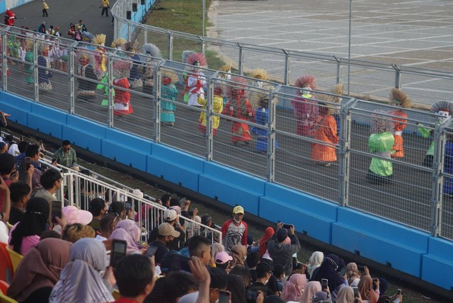 Peserta mengikuti Parade Jakarnaval di Sirkuit Formula E Jakarta, Minggu (14/8/2022).
 Foto: Iqbal Firdaus/kumparan