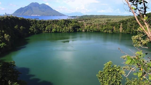 Tolire Besar dengan latar Pulau Hiri, di Kota Ternate, Maluku Utara. Terbentuk menjadi danau kawah yang memiliki luas sebesar 500 x 700 meter. Foto: Faris Bobero/cermat