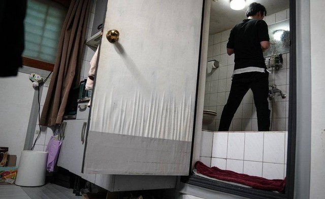 Oh kee-cheol tidak bisa berdiri seperti biasa di dalam kamar mandinya karena plafonnya terlalu rendah.