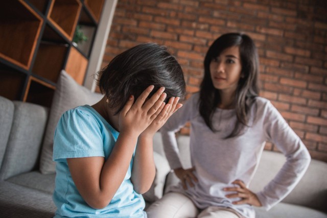 Orang tua berteriak pada anak.
 Foto: Shutterstock