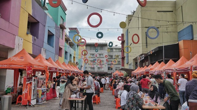 Suasana para pengujung Festival Kuliner Nusantara 2022 Palembang, yang digelar di komplek pertokoan mal Palembang Indah, Minggu (14/8) Foto: abp/Urban Id