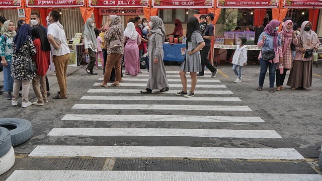 Zebra cross di tengah kegiatan Festival Kuliner Nusantara 2022 Palembang yang membuat nuansa makin estetis, Minggu (14/8) Foto: abp/Urban Id