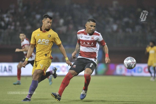 Pemain Persik Kediri, Mochammad Sabillah; dan pemain Madura United, Beto Goncalves. Foto: Situs web resmi Liga Indonesia Baru