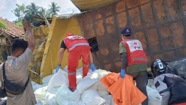 Proses pencarian korban kecelakaan truk yang tertimbun tumpukan karung terigu di Jalan Raya Cianjur-Sukabumi, Jawa Barat, Minggu (14/8/2022). Foto: Ahmad Fikri/ANTARA