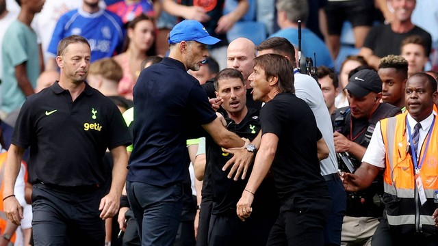 Manajer Chelsea Thomas Tuchel bentrok dengan manajer Tottenham Hotspur Antonio Conte setelah pertandingan Chelsea vs Tottenham Hotspur di Stamford Bridge, London, Inggris, Minggu (14/8/2022). Foto: Action Images via Reuters/Paul Childs