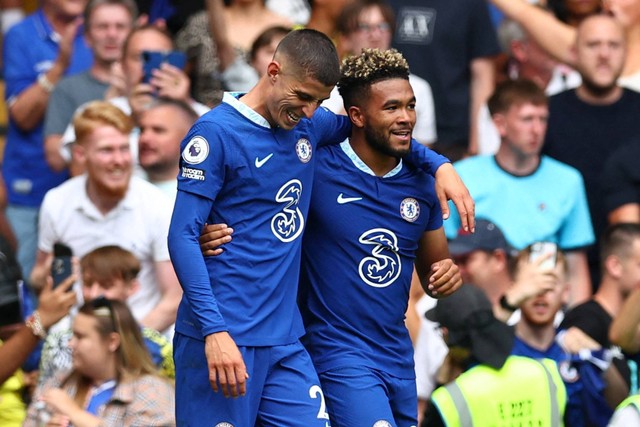 Pemain Chelsea Reece James berselebrasi dengan Kai Havertz usai mencetak gol kedua mereka saat hadapi Tottenham Hotspur di Stamford Bridge, London, Inggris, Minggu (14/8/2022). Foto: David Klein/REUTERS