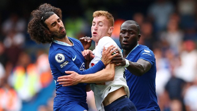 Pemain Chelsea Marc Cucurella beraksi dengan pemain Tottenham Hotspur Dejan Kulusevski di Stamford Bridge, London, Inggris, Minggu (14/8/2022). Foto: David Klein/REUTERS