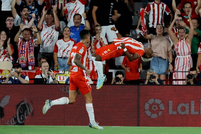 Pemain Almeria Largie Ramazani merayakan gol pertamanya bersama Chumi saat hadapi Real Madrid, di Estadio de los Juegos Mediterraneos, Almeria, Spanyol, Minggu (14/8/2022). Foto: Jon Nazca/REUTERS