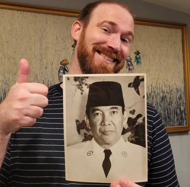 Jacob Cass bersama arsip foto Presiden Soekarno yang diambil tahun 1958 di Jepang dan masuk arsip media di Amerika Serikat pada Agustus 1961. Foto-foto: Instagram @koleksi_sejarah_indo