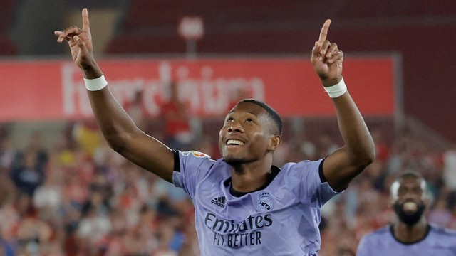 Pemain Real Madrid David Alaba merayakan gol kedua mereka saat hadapi Almeria di Estadio de los Juegos Mediterraneos, Almeria, Spanyol, Minggu (14/8/2022). Foto: Jon Nazca/REUTERS