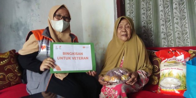 Relawan Desa berdaya Nusaherang turut andil di dalamnya dengan mengunjungi kediaman emak Wari janda veteran dari abah Sugondo. Abah Sugondo almarhum adalah Veteran pejuang 45. Sekarang Usia emak Wari 87 tahun.