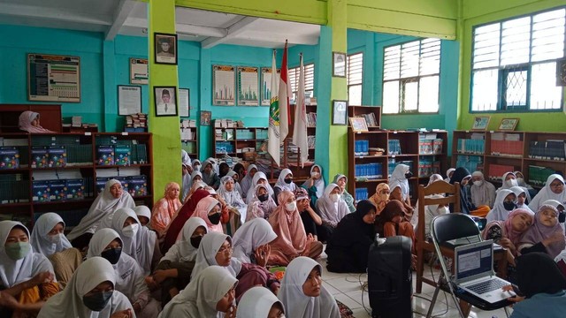 Dokumentasi Pribadi : Siswa Perempuan SMP PGRI Tambun Selatan dalam kegiatan Keputrian.