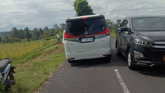 Mobil Lexus pelaku penembakan airsoft gun ke arah wanita di Bali. Foto: Dok. Istimewa